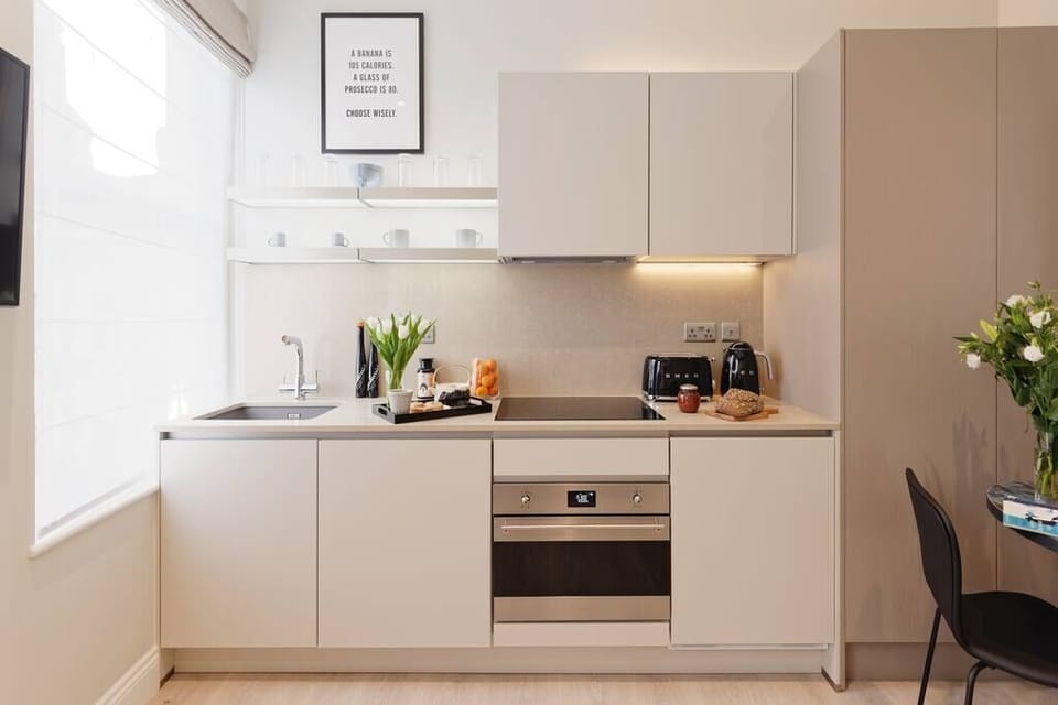 Private kitchen fully equipped with washing machine, oven-microwave, stove, kettle, toaster, coffee machine and kitchenware. Salt and pepper included. Non included oils.