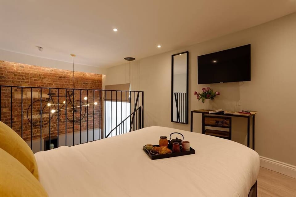 On the top floor you will find a comfortable double bed, and a huge wardrobe + a second smart TV.
