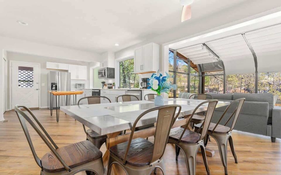️ Spacious dining area with seating for the whole group, flowing right into the kitchen.