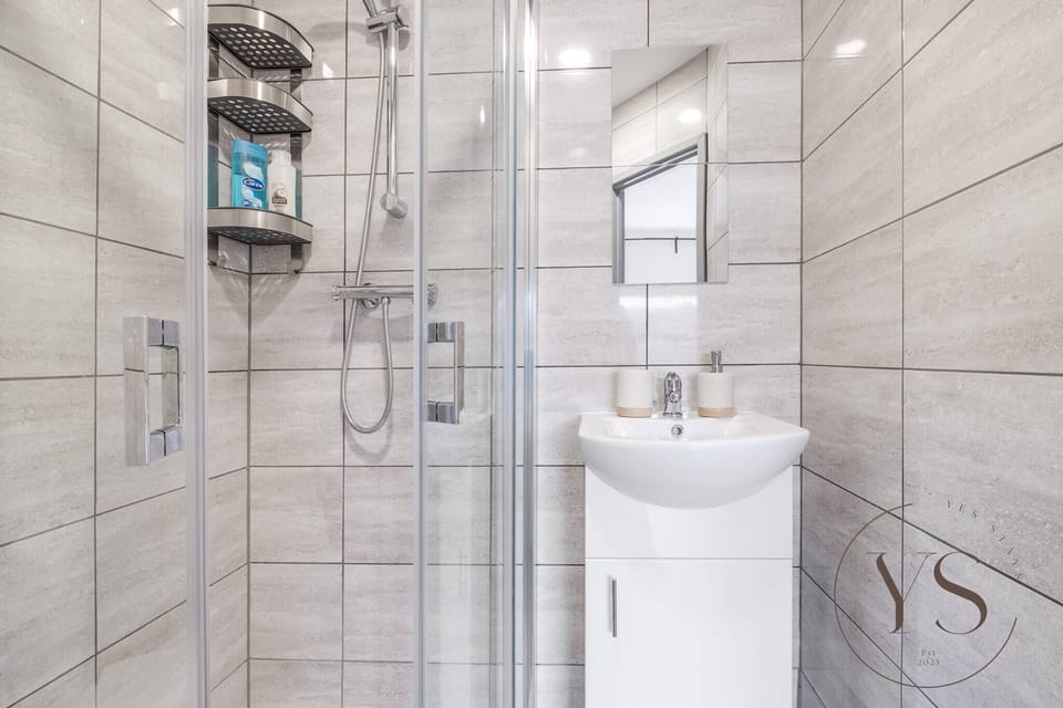 Modern, tiled ensuite bathroom