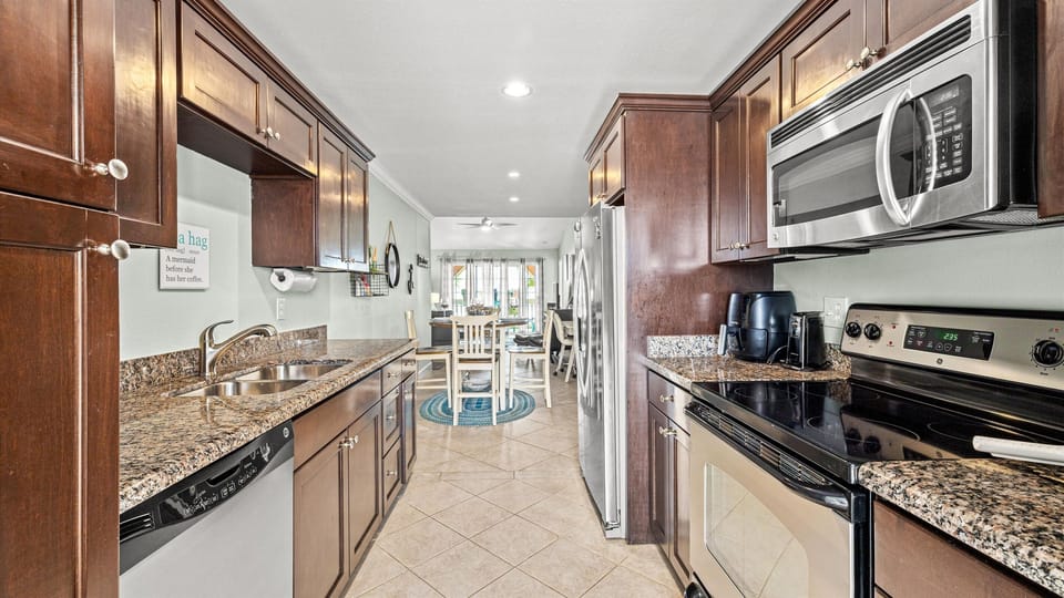 Kitchen & dining combined.