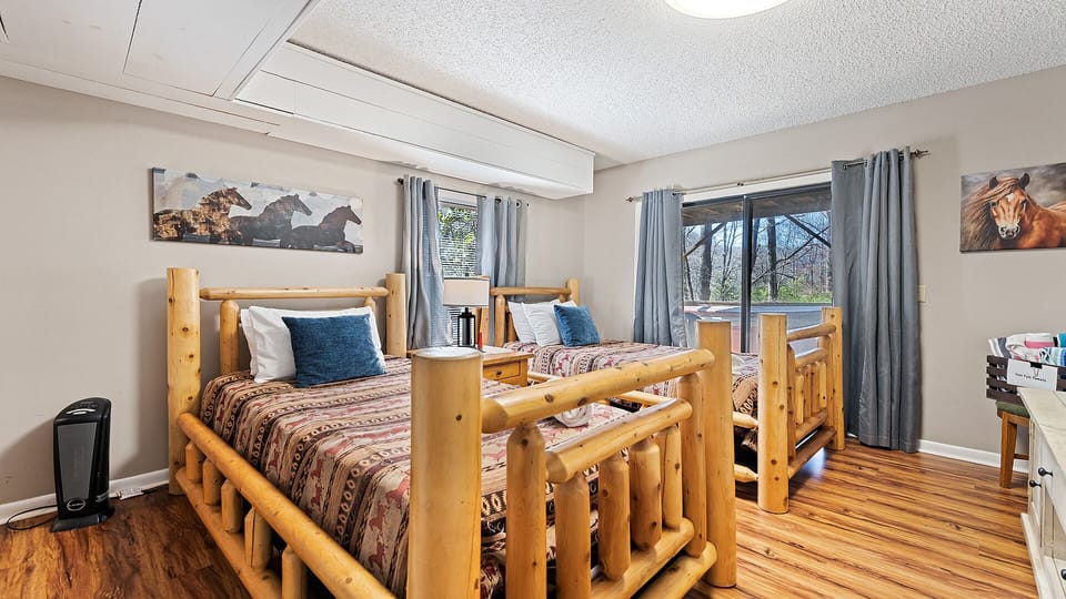 Lower-Level Twin Bedroom w/ensuite full bathroom