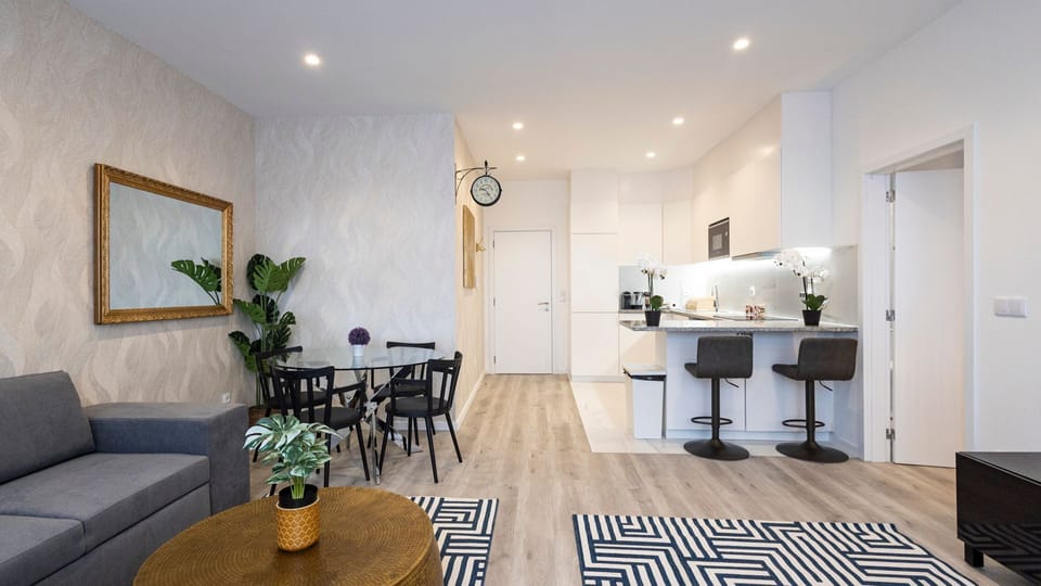 Dine in the glow of natural light! Our spacious dining area offers a perfect setting to enjoy meals while soaking in ample sunlight. Plus, catch your favorite shows on the big screen TV nearby. #DiningWithAView #HomeComforts