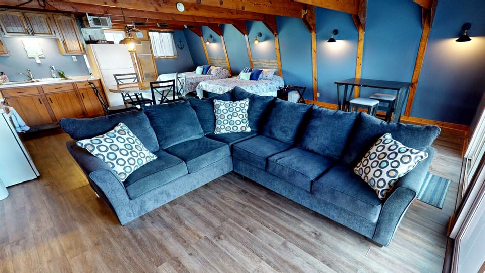 102 Fairview Lane Lower Unit Livingroom (1)