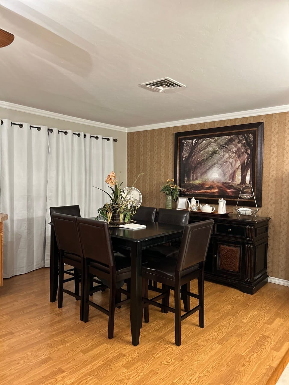Dining Room Off the Kitchen  Table is Tub Style and Seats 6 