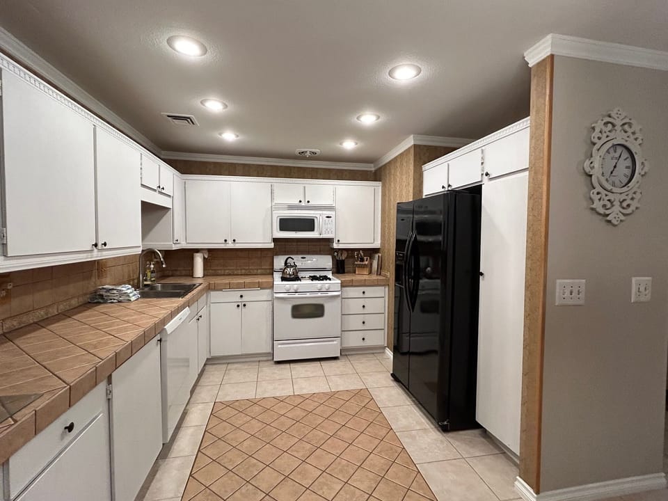 Large Open Kitchen, Gas Stove & Microwave, Dishwasher & Side By Side Fridge