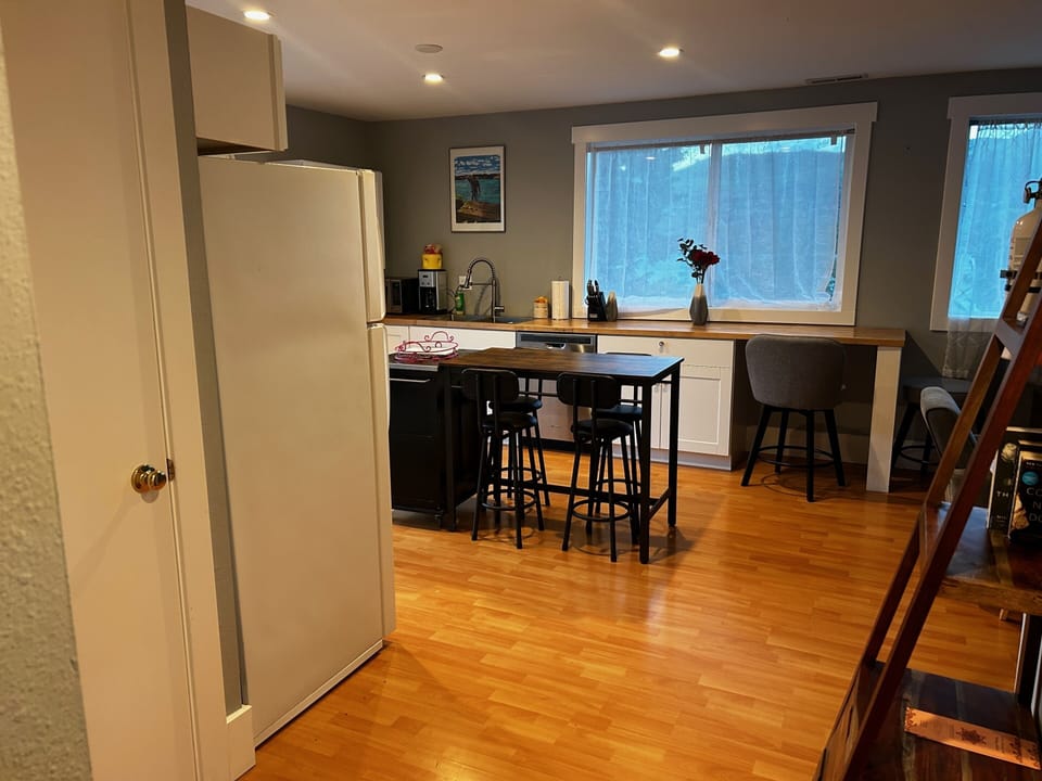 1 BR Kitchen & Entry