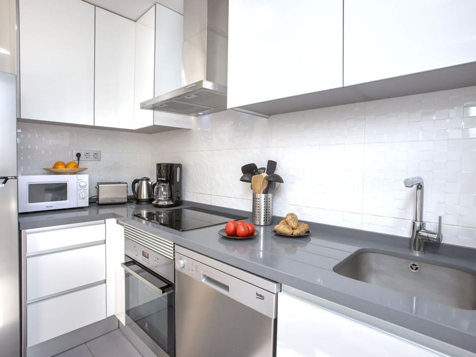 Sky, Water, Building, Property, Daytime, Swimming Pool, Window, Blue, Azure, Architecture