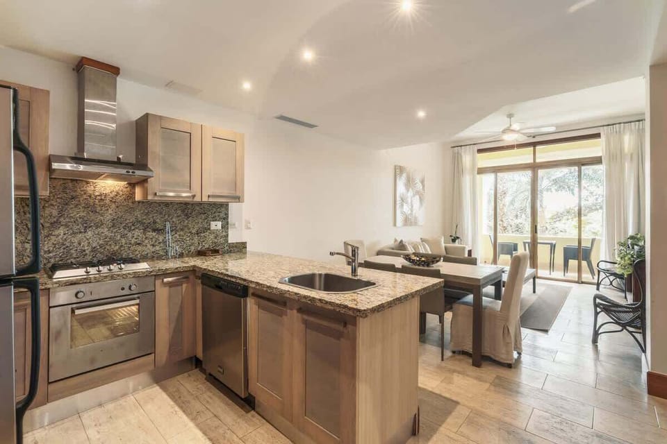 Cocina completa y equipada. El comedor es ideal para las 4 personas. 