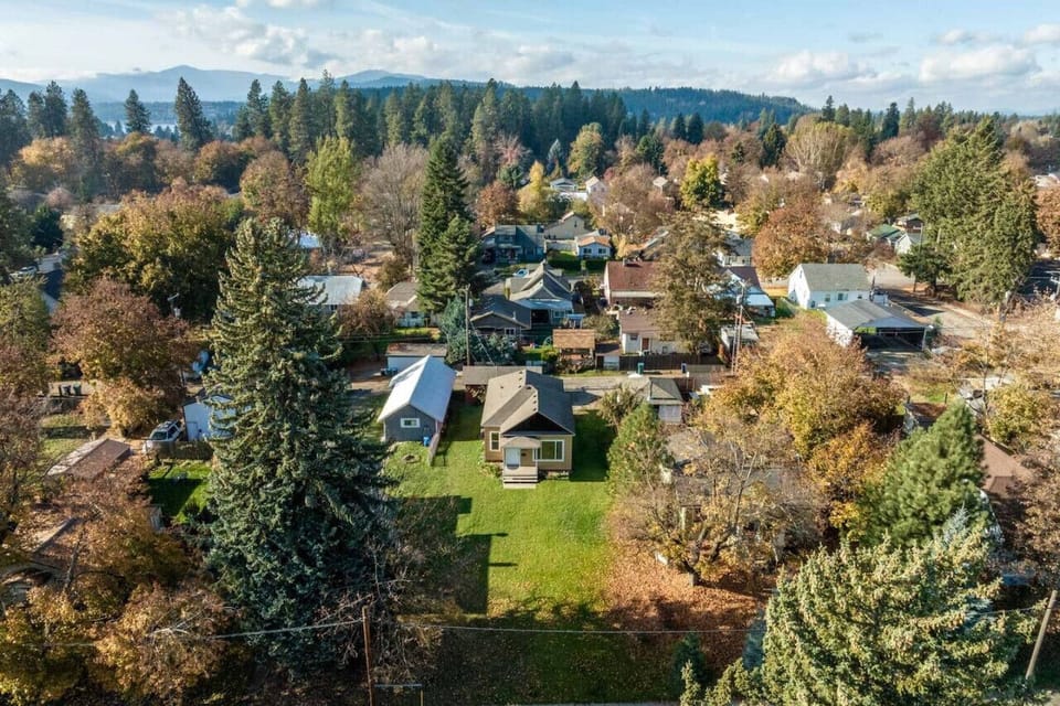 A detailed map highlighting the home’s prime location, just 4 minutes from the Coeur d`Alene Resort. Easily navigate your way to nearby attractions, shops, and the beautiful lake, with everything you need within a short distance from your door. Perfect fo