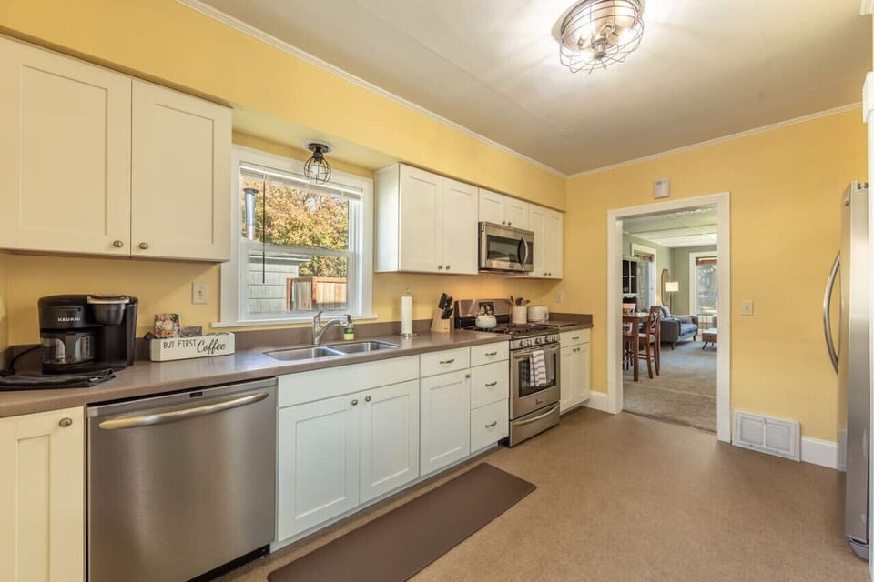 A fully stocked kitchen equipped with all the essentials, designed to make you feel right at home during your travels. From cookware to utensils, you’ll find everything you need to prepare your favorite meals with ease and comfort. Whether you`re cooking 