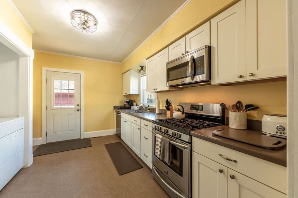 A fully stocked kitchen equipped with all the essentials, designed to make you feel right at home during your travels. From cookware to utensils, you’ll find everything you need to prepare your favorite meals with ease and comfort. Whether you`re cooking 