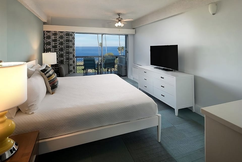 Unit w/ Queen Size Bed. Exact unit will be assigned upon arrival. Views, colors, and decor may vary