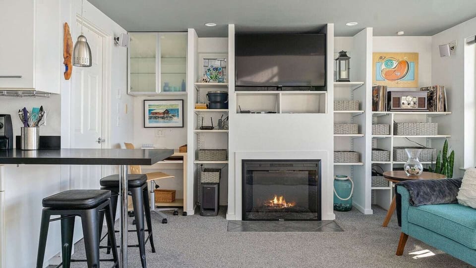 Entertainment area, enjoy the music of the 80's or netflix or just a cozy quite night in front of the fireplace