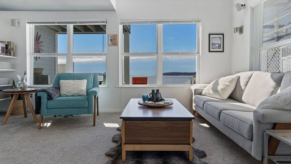 Light and Bright modern water front cabin a perfect get away 