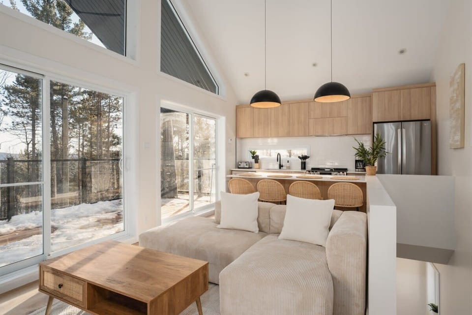 Cuisine et salon lumineux avec accès direct au balcon.