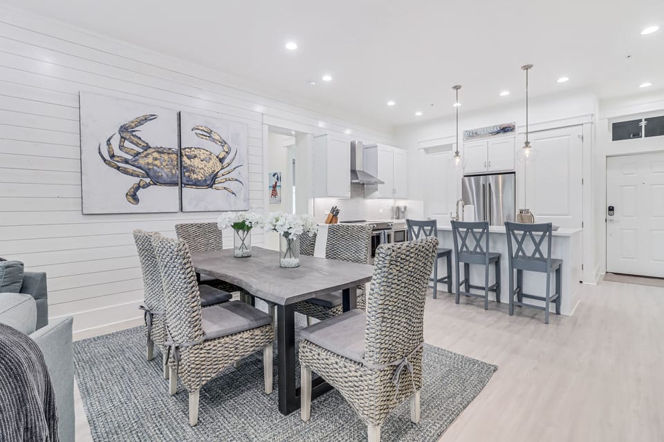 Dining Area & Kitchen