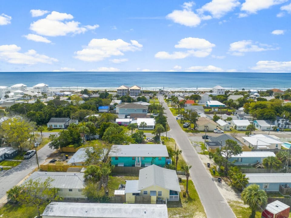 Short Stroll to the Beach!