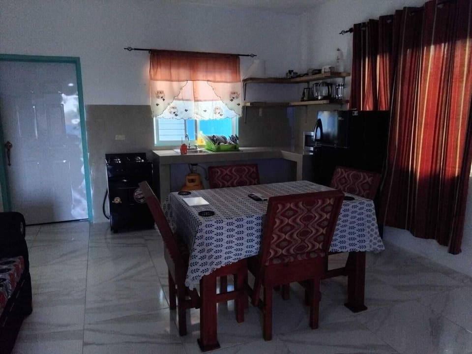 Kitchenette & Dining 