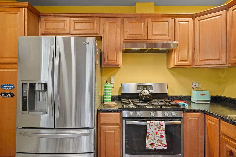 Culinary perfection starts here! Our well-appointed kitchen features a refrigerator, range, and dishwasher – where every meal becomes a masterpiece. 🍽️🍳✨