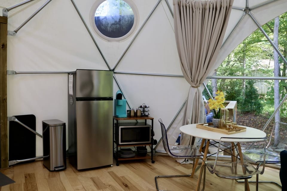Kitchenette to make snacks and food. 