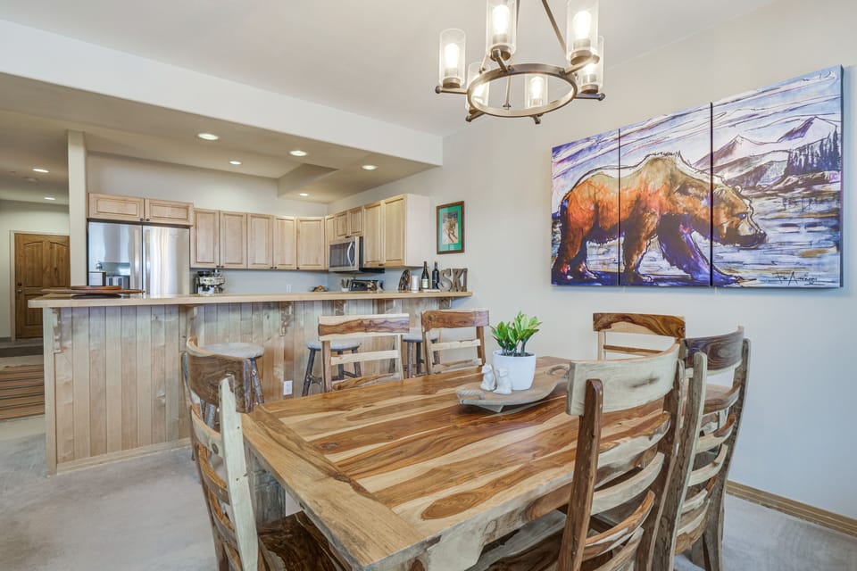 Dining Area | 2nd-Floor Unit | Single-Story Condo | 1,082 Sq Ft