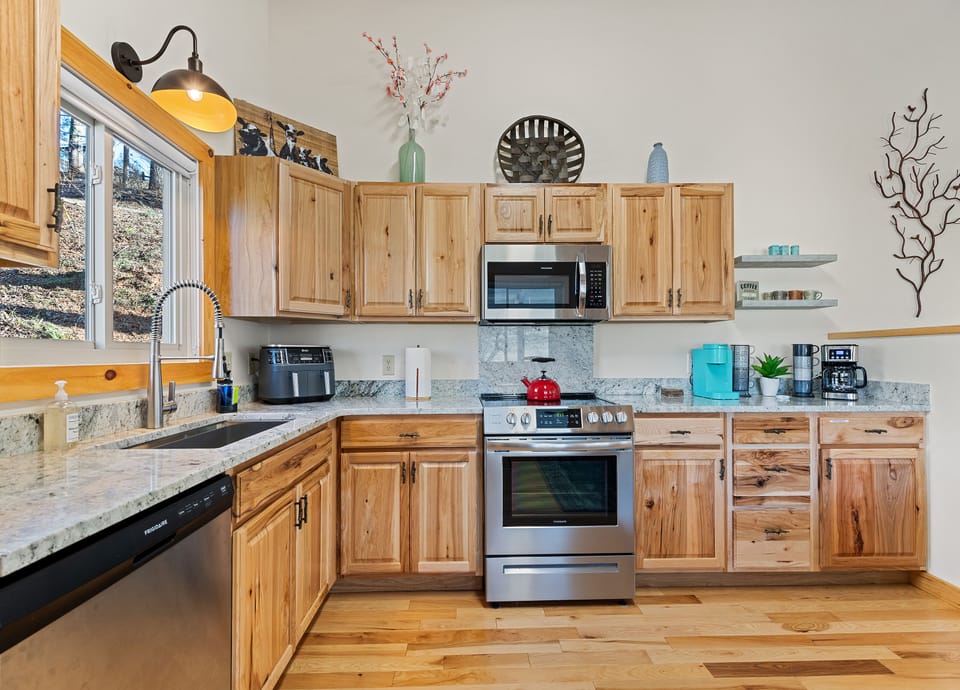 Fully equipped kitchen with air fryer, oven and glass top range!