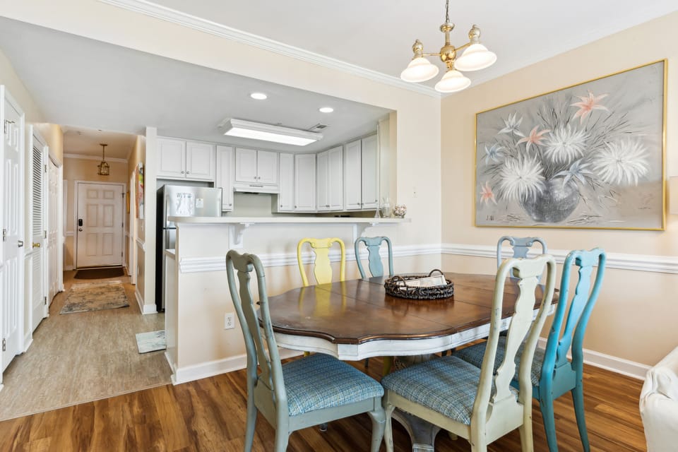 Dining Area & Kitchen