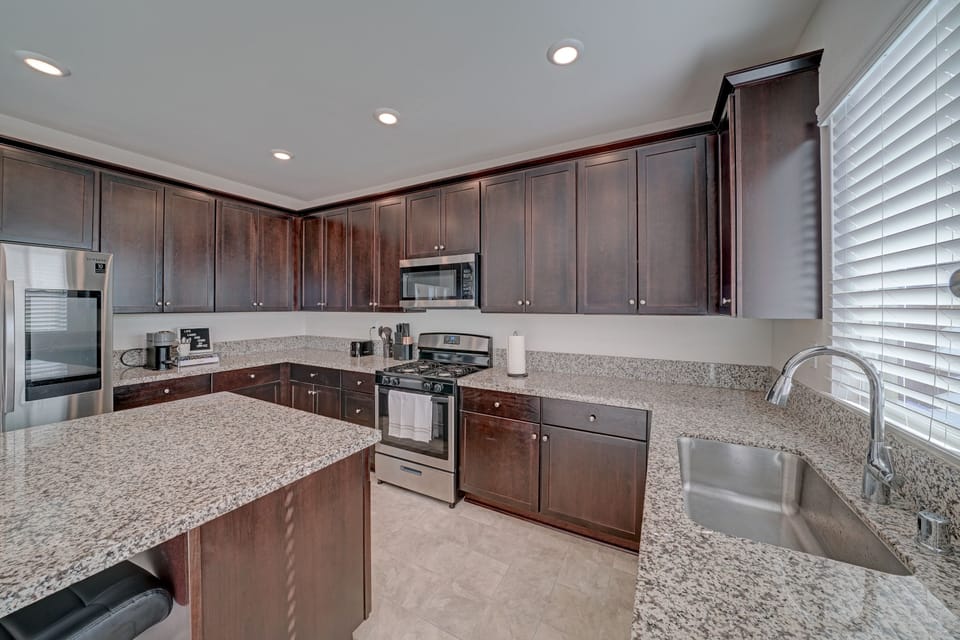(7) Kitchen