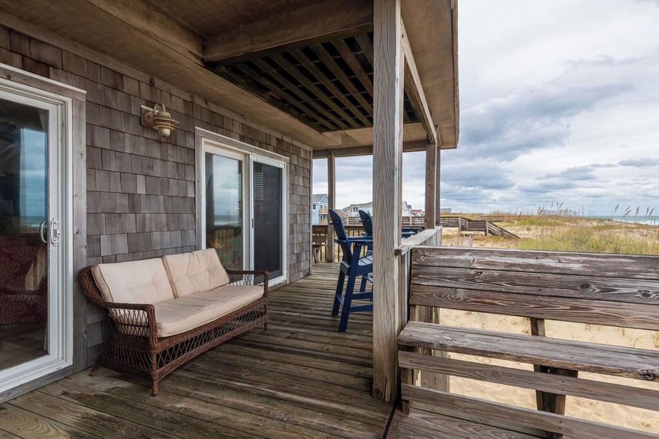 East Facing Mid-Level Deck with Seating
