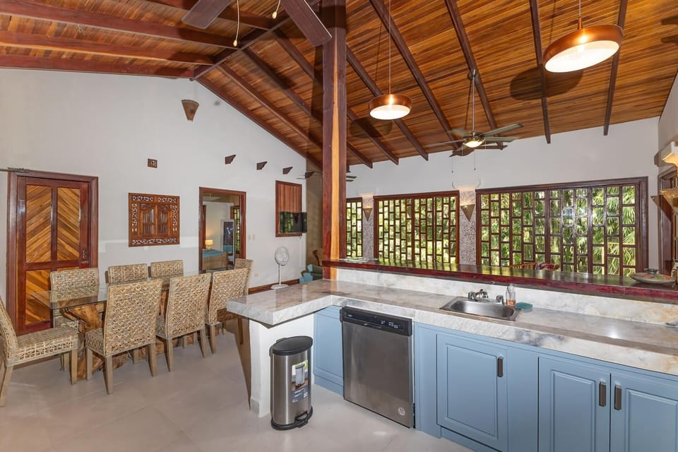 Restful Casa Quetzal Rainforest Retreat (1516)