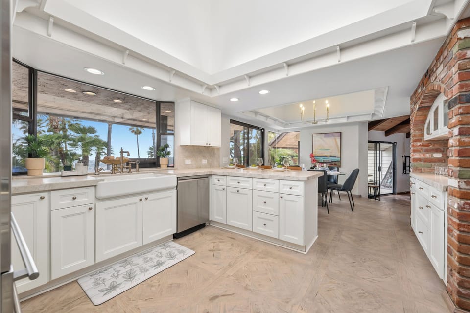 Cook, dine, and enjoy views from every angle