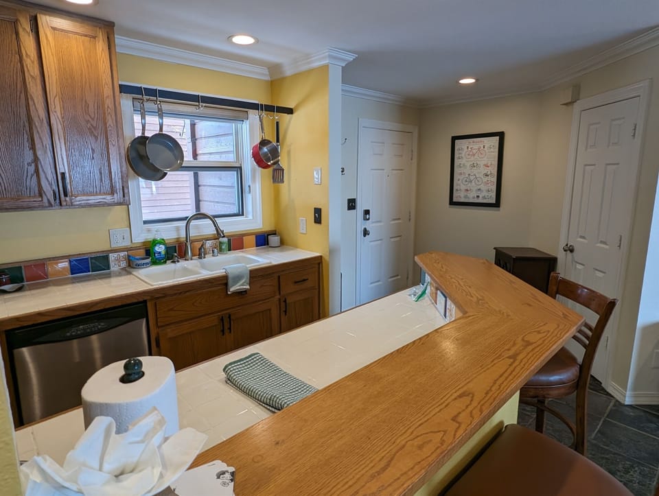 Entry/kitchen
