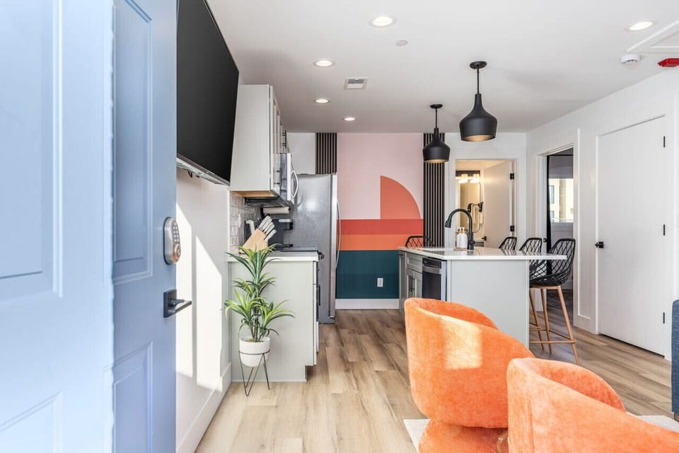 Recently updated 2 bedroom condo centrally located in Hillsboro / West End, with all the furnishings and supplies you'll need for an easy, comfortable stay in Nashville.