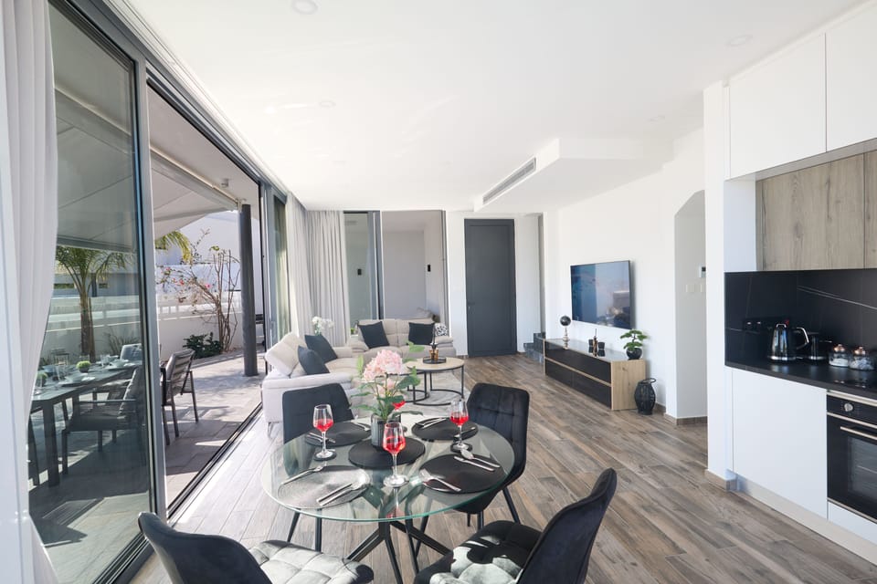 Inside dining area with seating for 4 and outside dining area with seating for 6