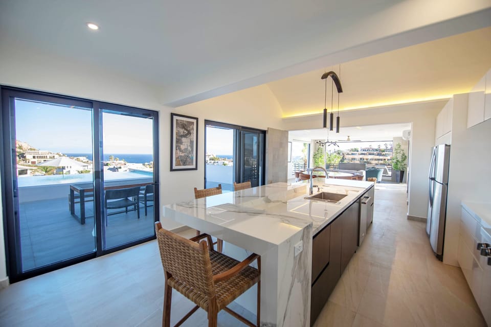 Fully equipped kitchen with bar seating