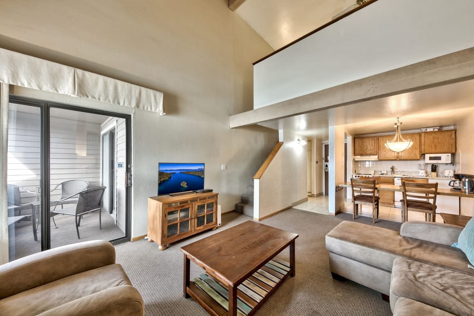 Relax in your spacious living area with vaulted ceilings, cozy seating, and a full kitchen—perfect for unwinding after mountain adventures.