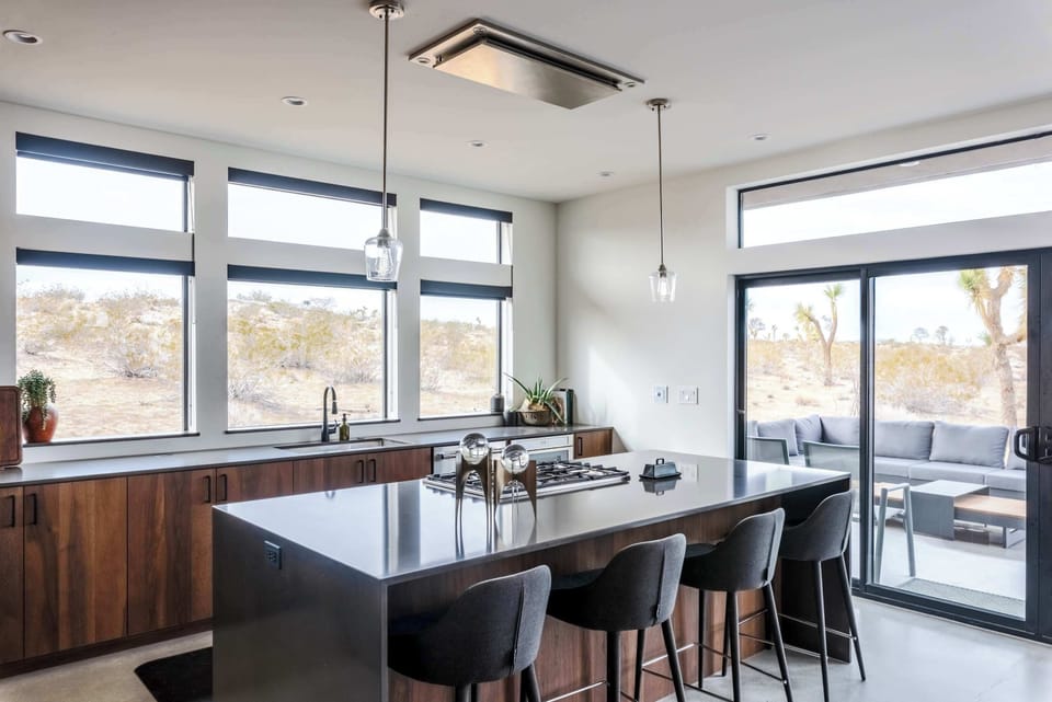 Breakfast Bar w/ Views