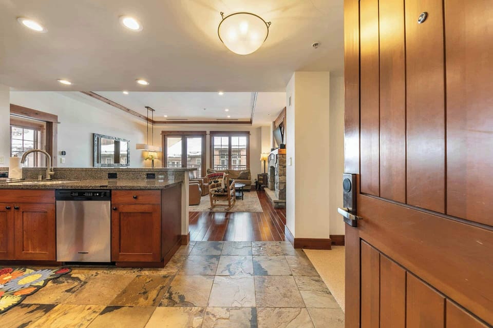 4001 Northstar Dr Unit 401-print-001-004-Interior-3360x2240-300dpi