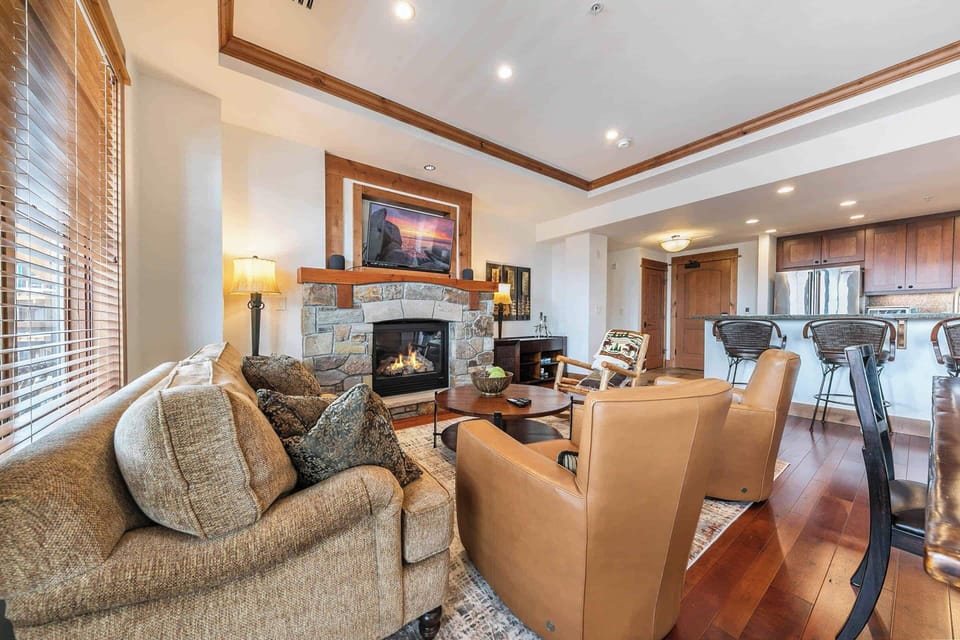 4001 Northstar Dr Unit 401-print-009-011-Interior-3331x2221-300dpi