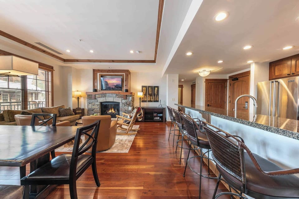 4001 Northstar Dr Unit 401-print-007-006-Interior-3309x2206-300dpi