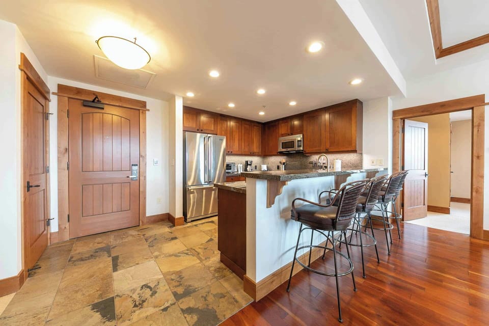4001 Northstar Dr Unit 401-print-002-003-Interior-3360x2240-300dpi