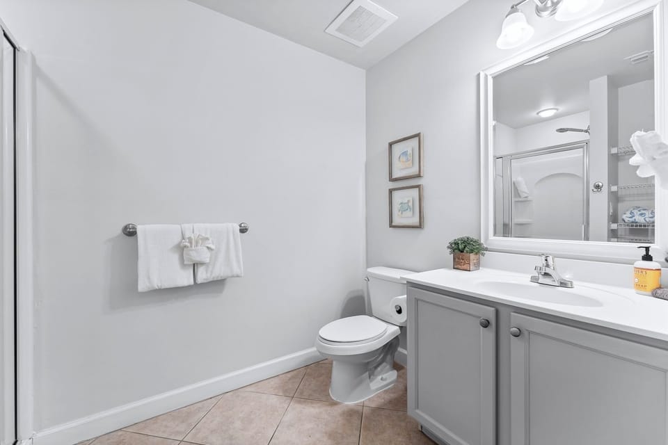 En-suite Bathroom (Bunk Room) 