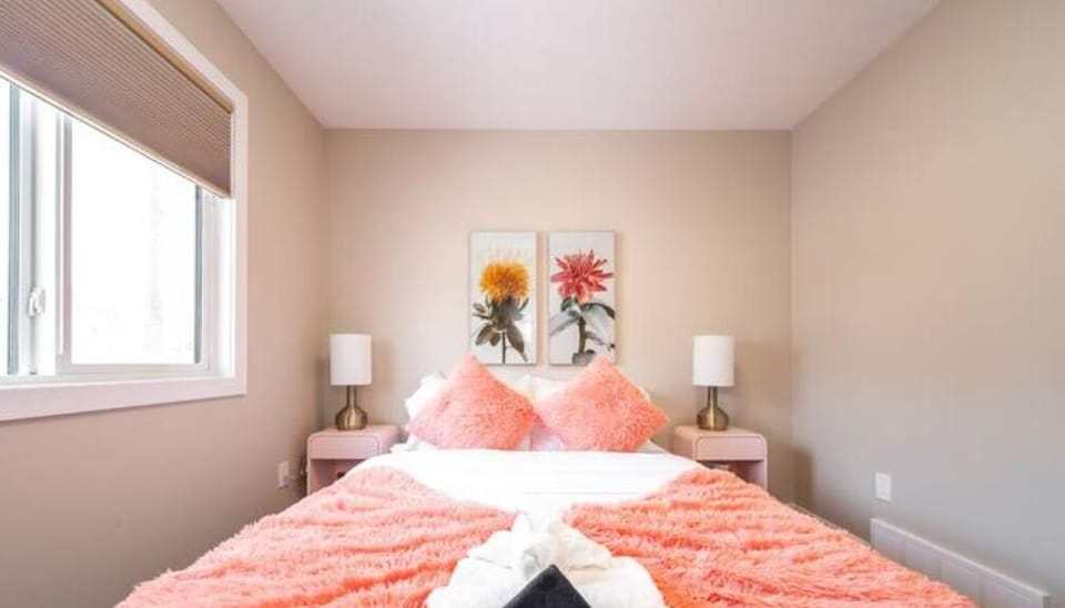 NEW - Euro-Style Suite - Whyte Ave/Clean/A/C/NFLX/Sleeps6  Bed and Breakfast in Edmonton