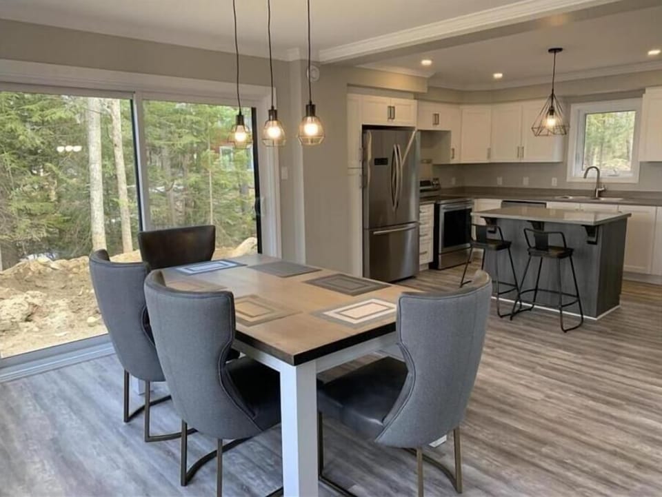 Open concept, kitchen and dining area
