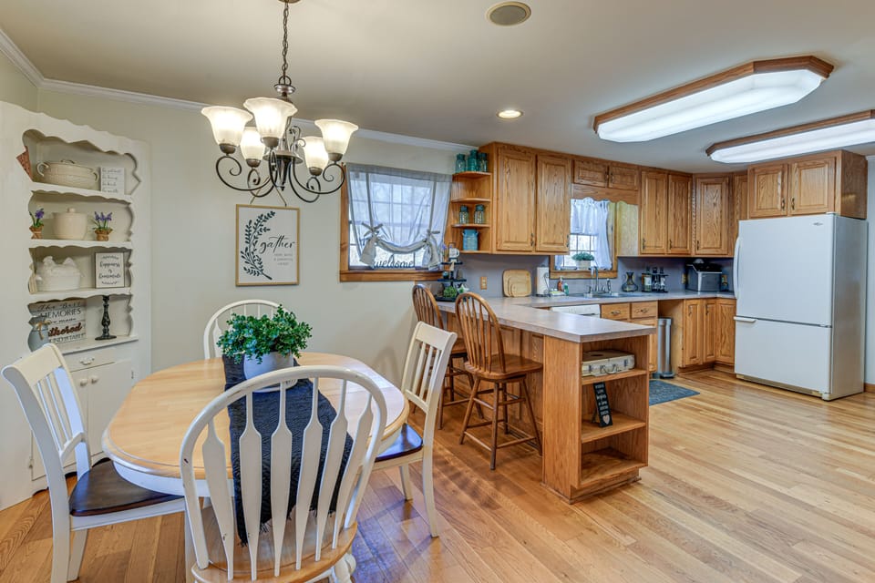 Dining Area | Dishware/Flatware Provided | 1st Floor