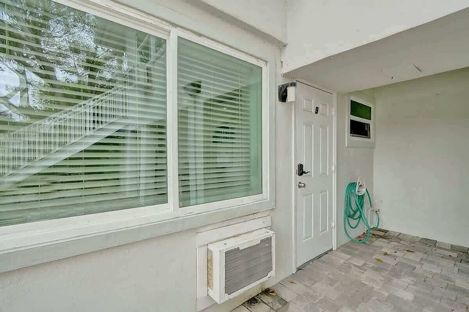 Unit entry with window and AC unit