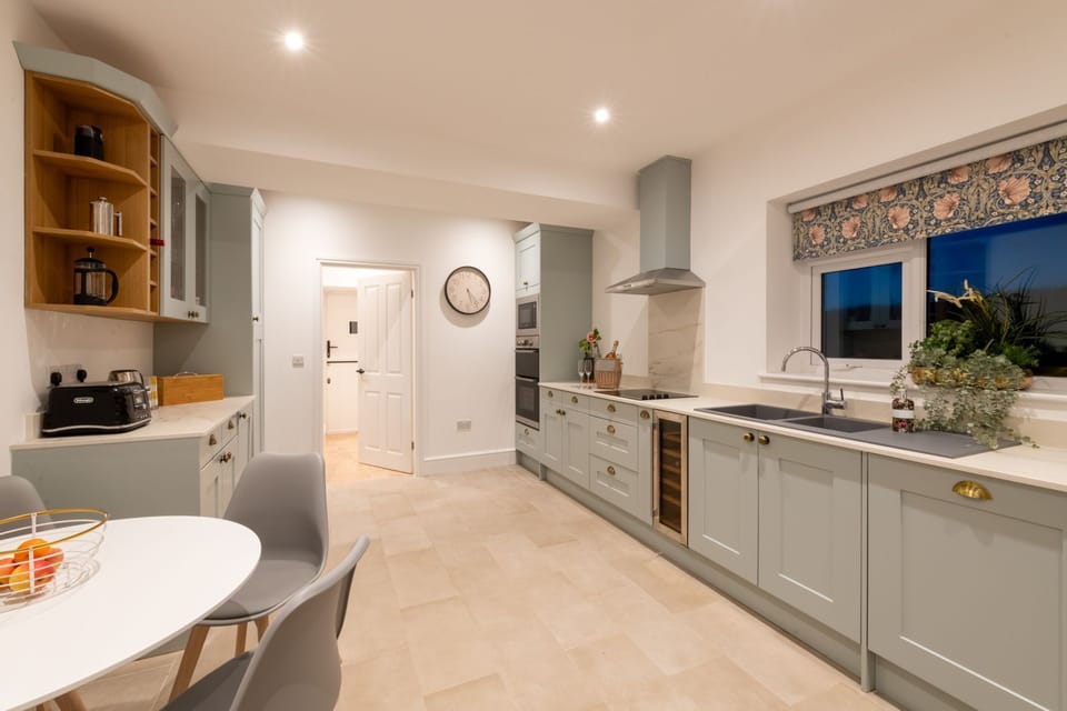 Twn Pwll Kitchen and dining table