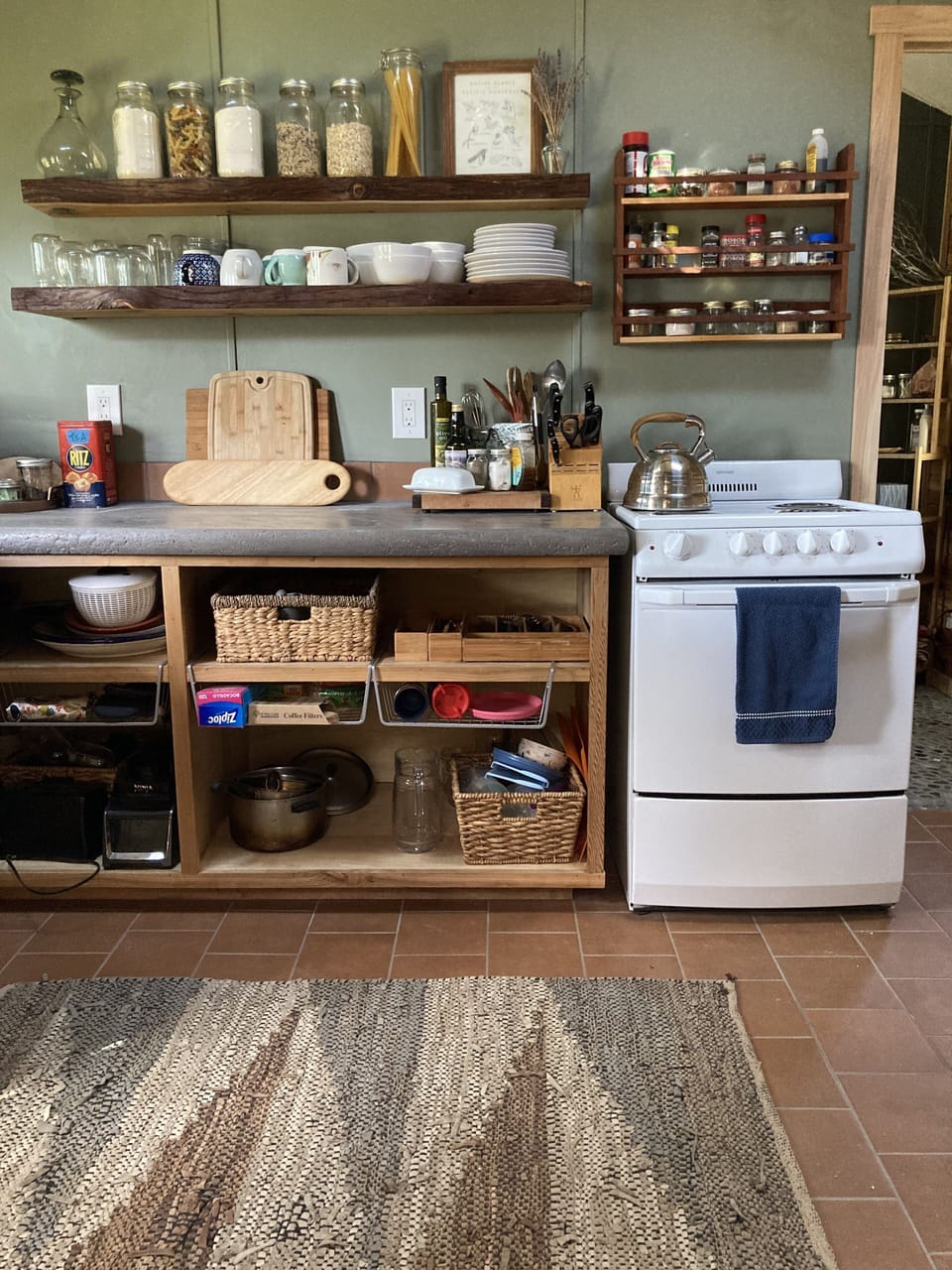 Fully equipped kitchen with electric range and oven 