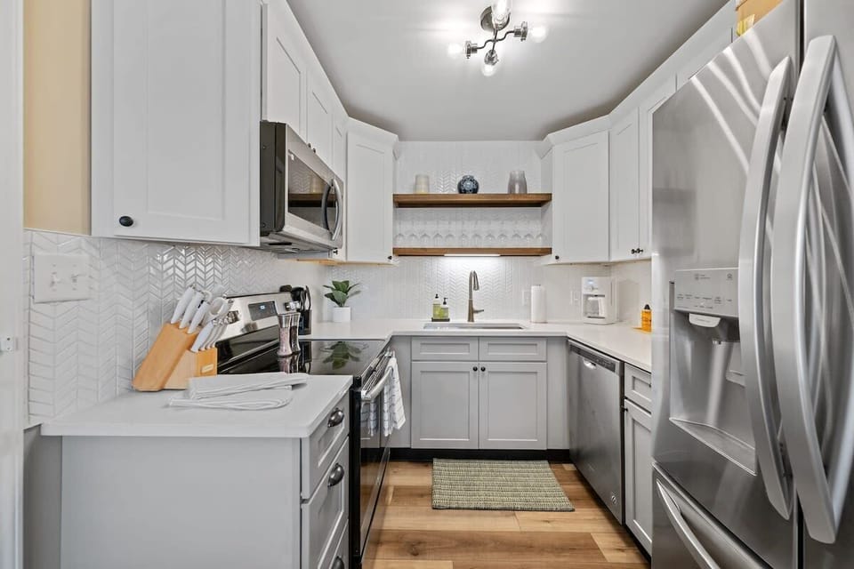 Discover the perfect balance of sophistication and functionality in this kitchen with its striking white cabinets and state-of-the-art stainless steel appliances. ✨ #KitchenInspiration #LuxuryLiving #HomeDesign